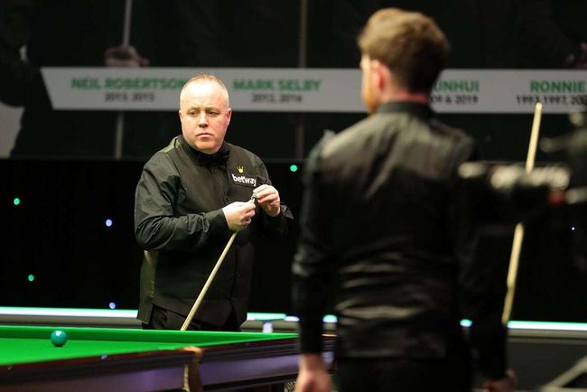 他举起右脚 他举起右脚